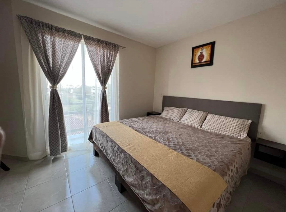 Deluxe King con cama principal y vista general de la habitación.