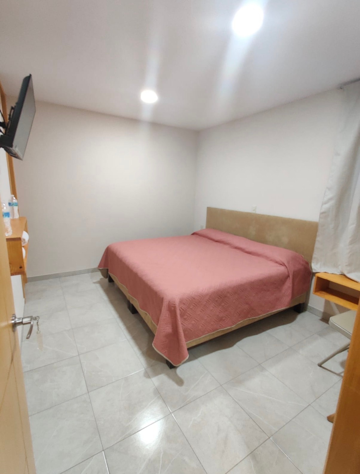 Habitación King Size con cama amplia y composición general.