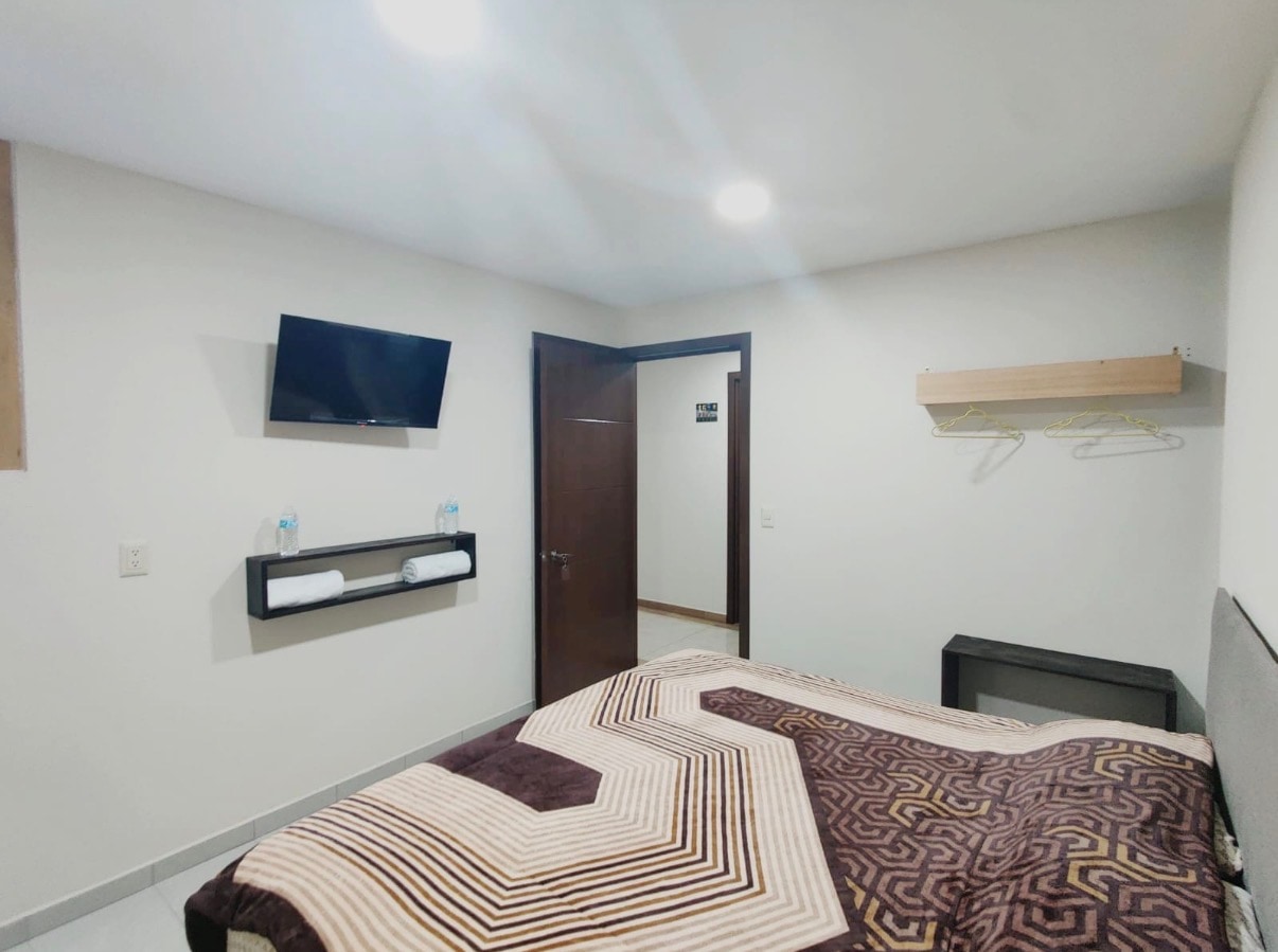 Habitación King Size desde otro ángulo con mobiliario interior.