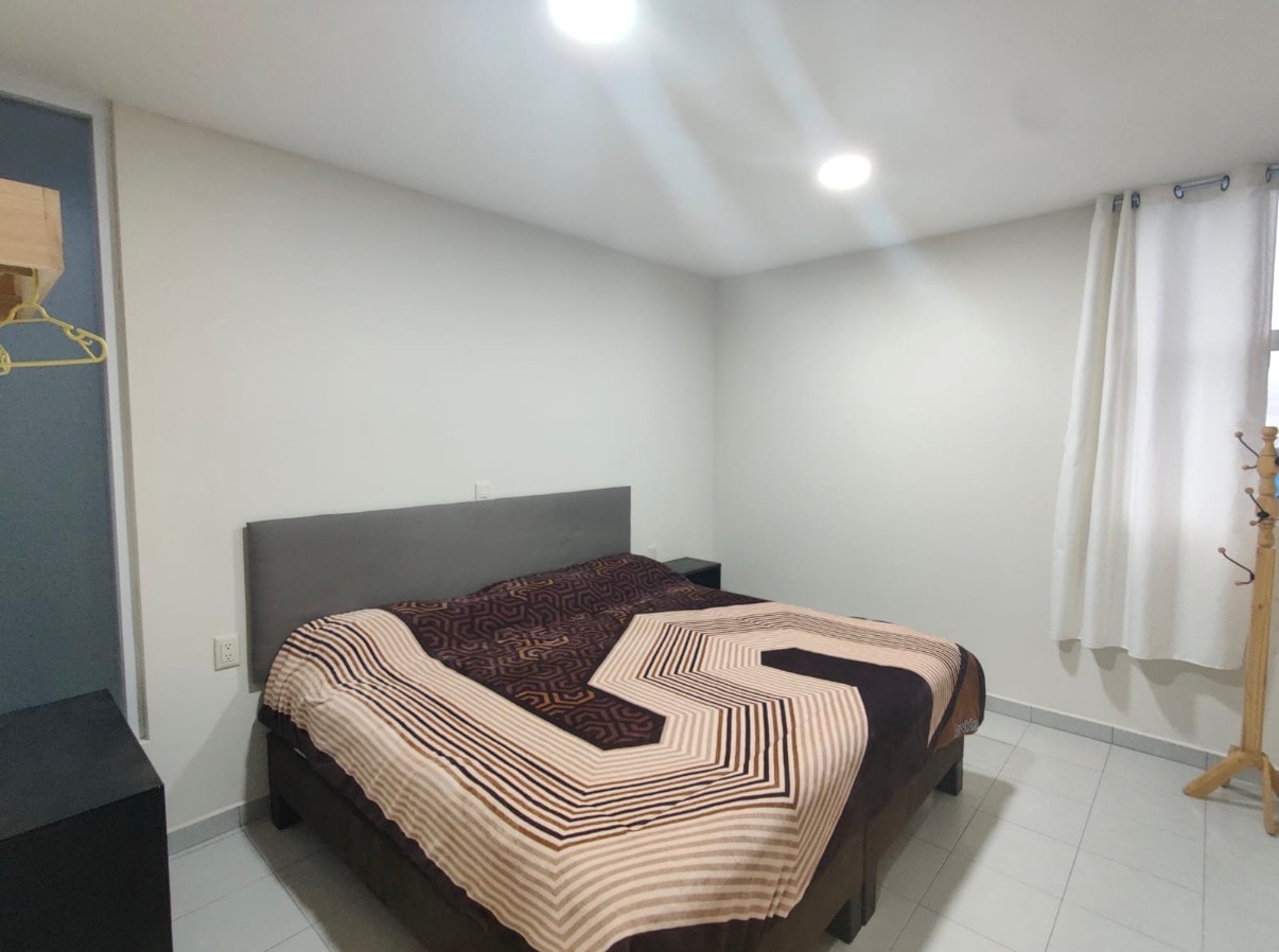Habitación King Size mostrando distribución y área de descanso.