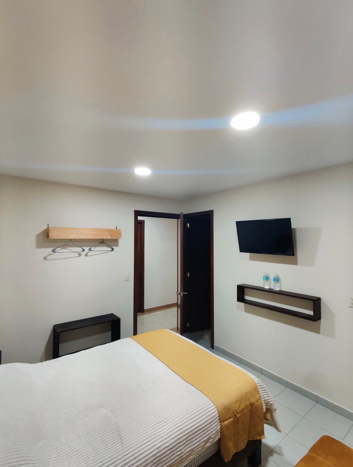 Habitación Matrimonial con televisión, repisa y acceso interior.