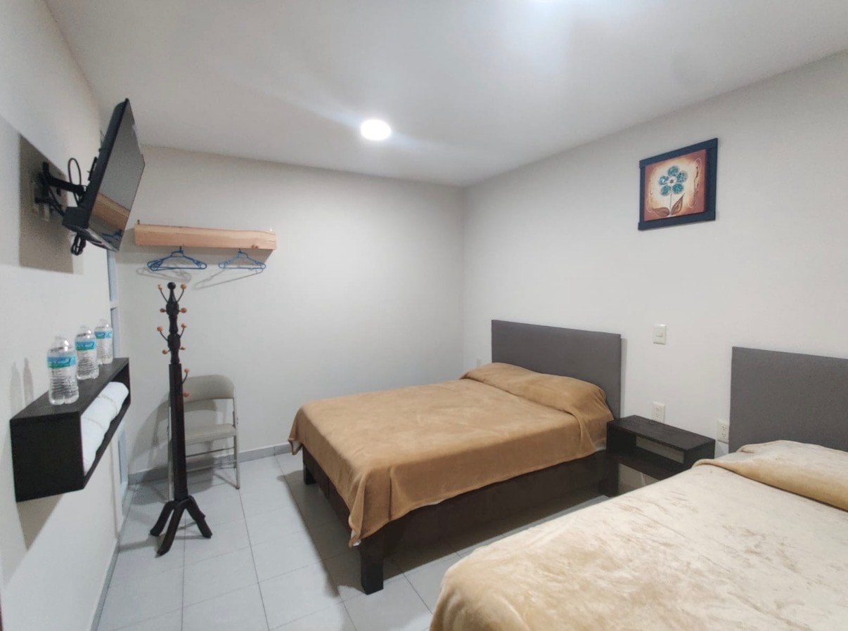 Habitación Triple con enfoque en la distribución de camas.